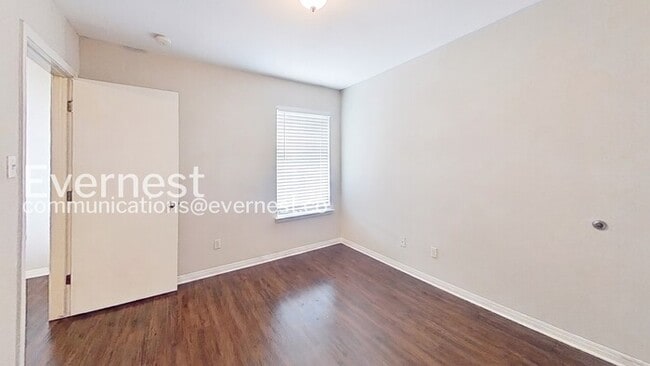 Building Photo - 1011 Iola Dr
