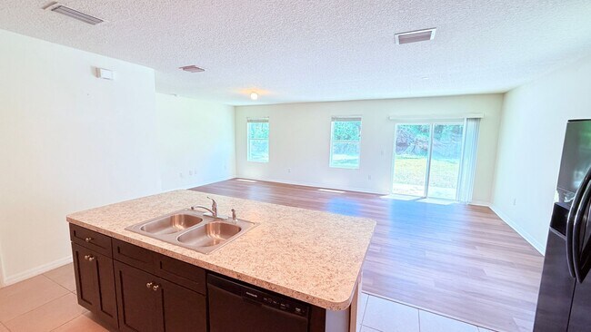 Building Photo - Available now! Amazing 4 Bedroom, 2 Bathroom Home in Wildwood!!
