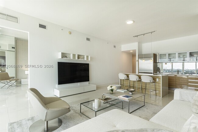 Building Photo - 2020 N Bayshore Dr