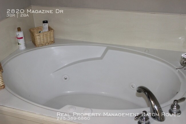 Building Photo - Beautiful Townhouse on Quiet Street