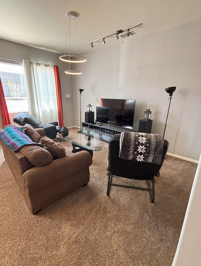 Building Photo - Sprawling Home Near UNR - One Level Living with 4 Beds - 3 Baths - 3 Car Garage