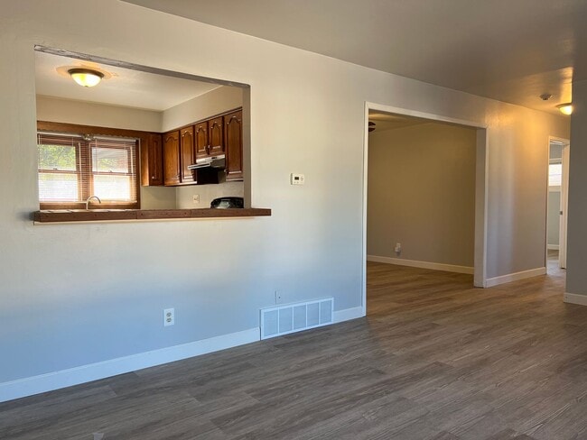 Building Photo - 137 Sumac Dr