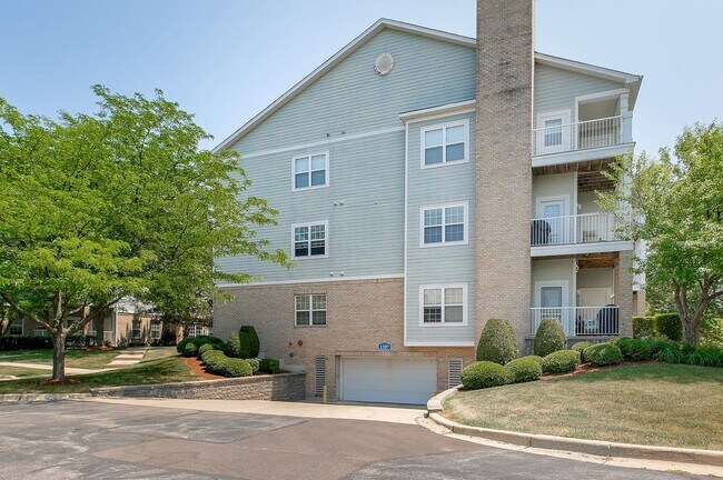 Building Photo - 1307 W Lake St