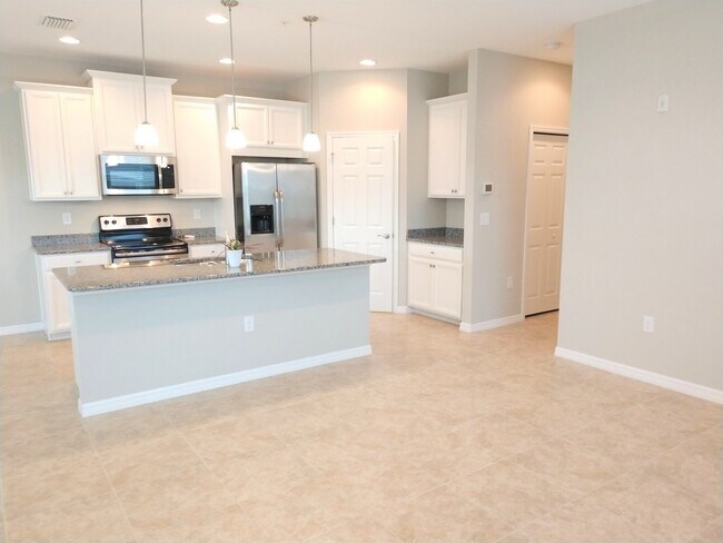 Building Photo - Impressive Annual Unfurnished Condo with C...