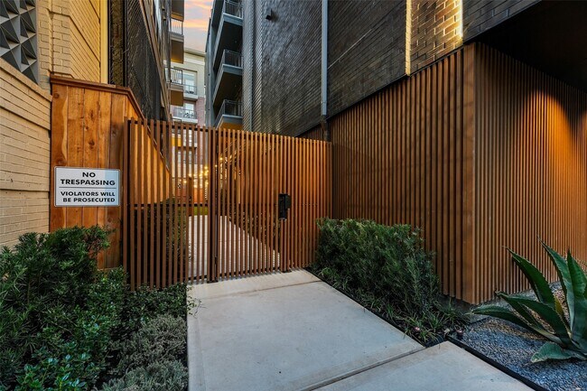 Building Photo - 170 Malone St