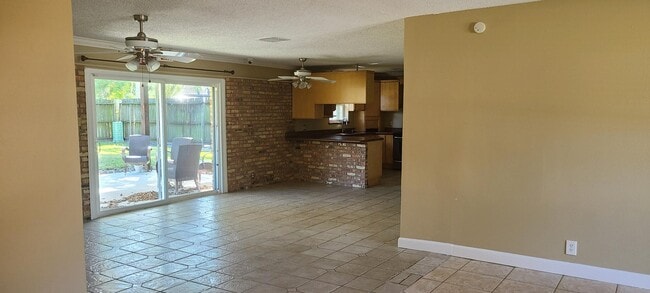 Building Photo - 11123 Hazelhurst Dr