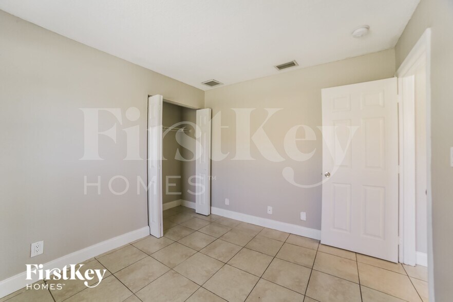 Building Photo - 341 NE 34th Ct