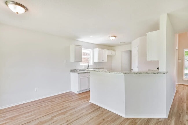 Building Photo - 106 Mango St