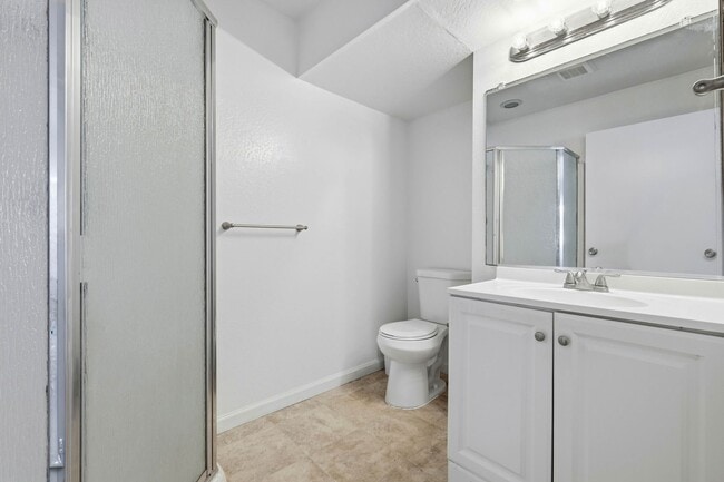 Building Photo - Updated Townhome with Garage!