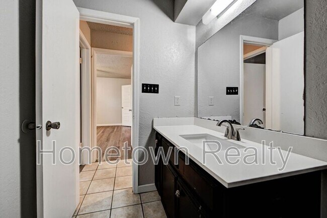 Building Photo - 1713 Hillcrest Dr