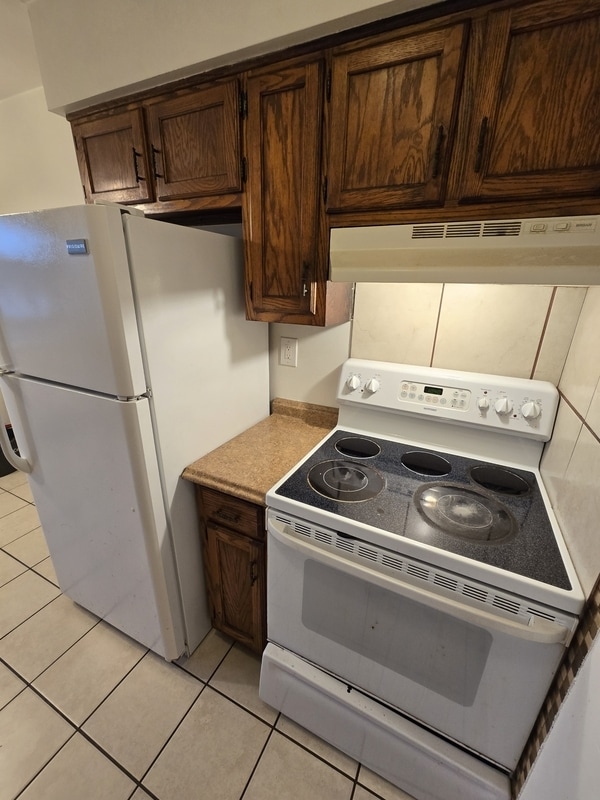 Building Photo - 9625 Grove Ave