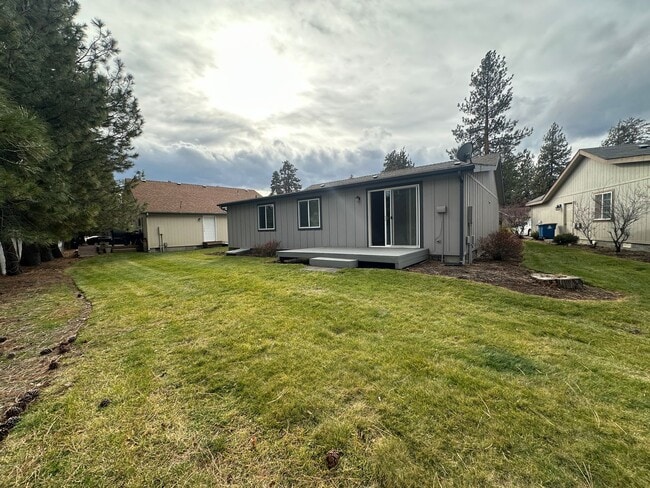 Building Photo - 3 Bedroom / 2 Bathroom Home in The Gated Troutcreek Village in Sisters