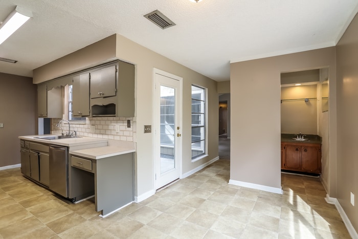 Building Photo - 1413 Dolphin St