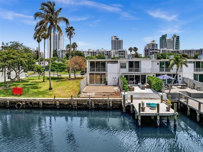 Building Photo - 825 NE 26th Ave