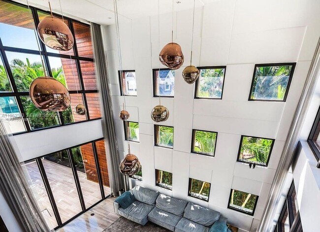 Building Photo - 321 E Dilido Dr