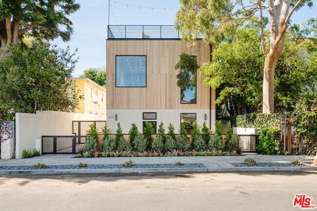 Building Photo - 611 Broadway St