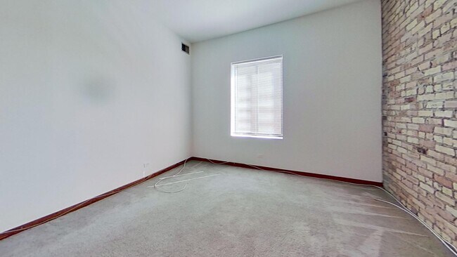 Building Photo - Top Floor Southport Corridor One Bedroom