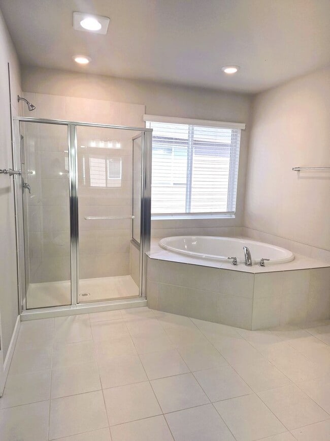 Building Photo - Beautiful 5BD/3BA home located in Rainer Ridge