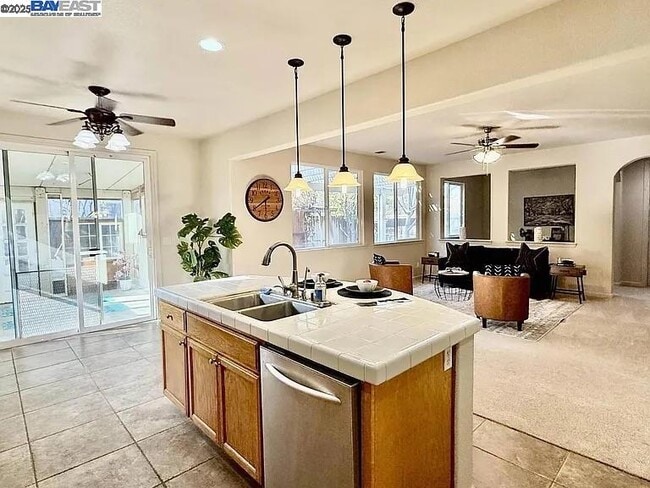 Building Photo - 3017 Roslyn Dr