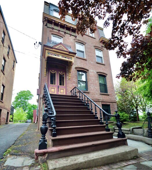 Building Photo - 4 Grand St