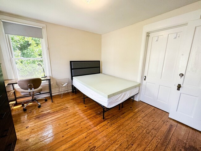 Building Photo - 128 Blair St