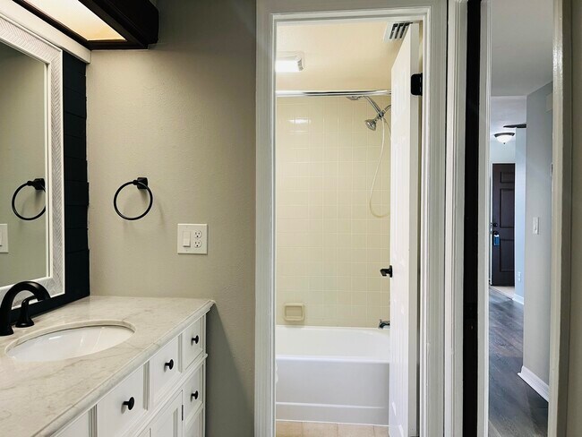 Building Photo - 3042 Sir Hamilton Cir