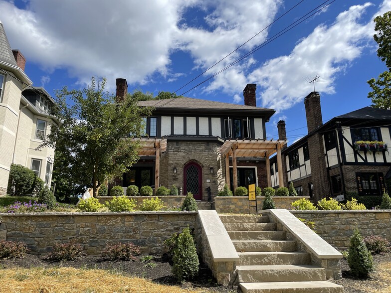 #1 Unit on right, beautiful patio with covered pergola - 3514 Mooney Ave