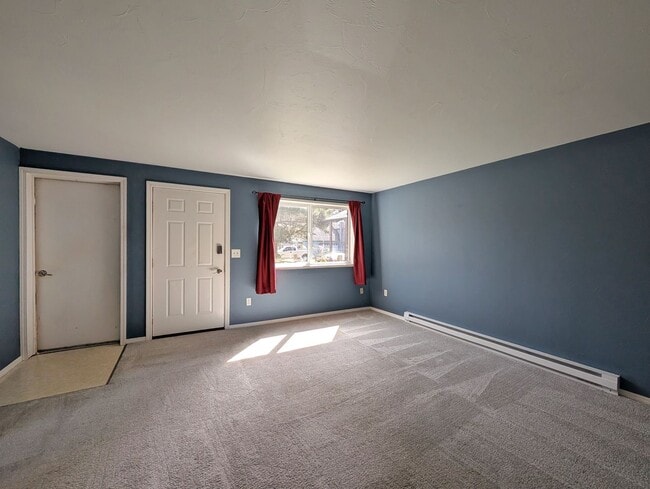 Building Photo - Valley Townhome, 3BD/1.5BA, Fully Fenced Y...