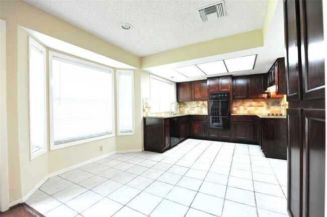 Building Photo - 2115 Braesmeadow Ln