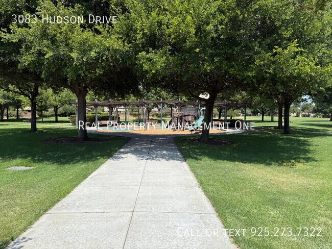 Building Photo - 3083 Hudson Dr