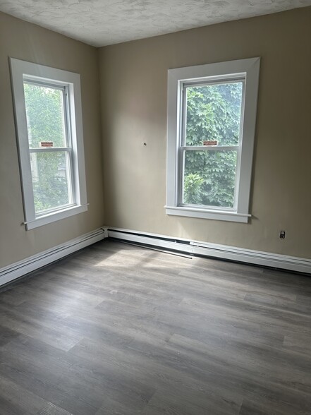 Building Photo - 19 Dewey St