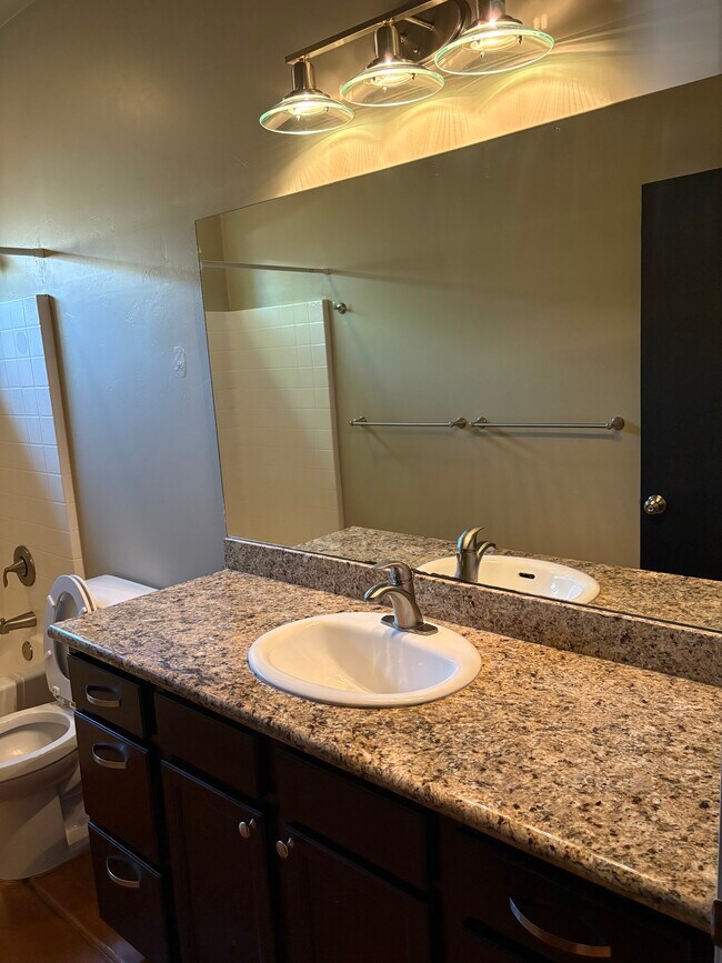 Building Photo - 1014 E Linden St