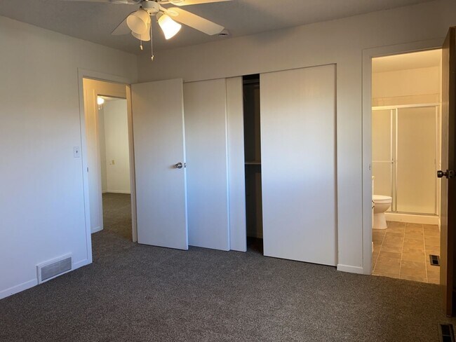 Building Photo - Start a Lease by 12/1 and Receive a $500 R...