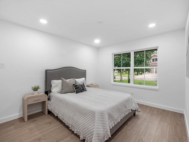 Building Photo - 1826 Woodcrest Dr