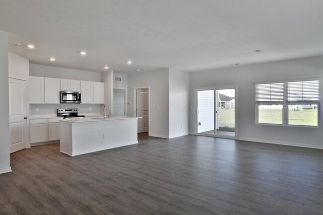 Building Photo - 738 Maria Dr