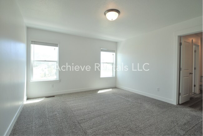 Building Photo - Golf, Parks & Home Sweet Home | Logan Utah Townhome