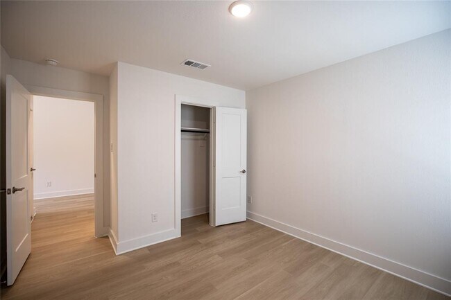 Building Photo - 8622 Sun Coral Dr