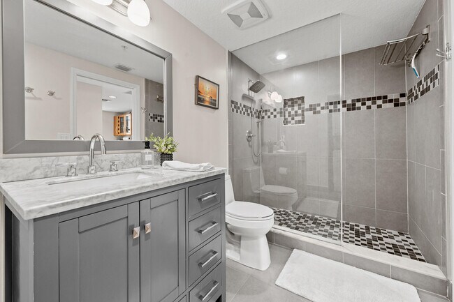 Building Photo - 511 Lucerne Ave