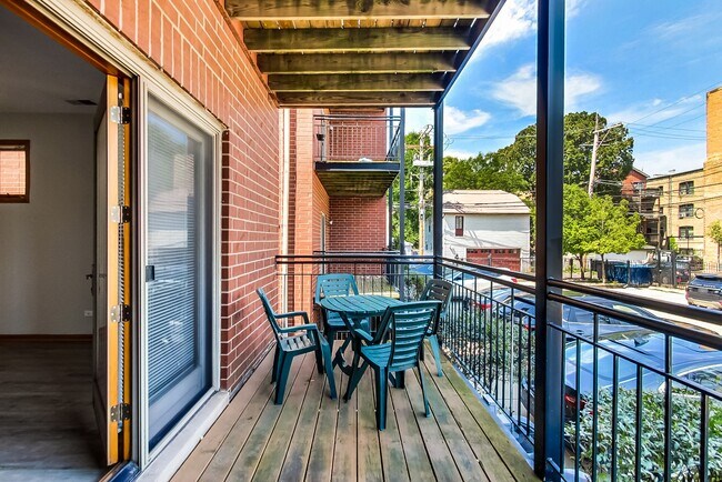 Building Photo - Stunning Wicker Park 3 Bed - Available August 1st