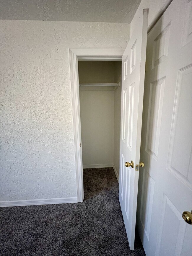 Building Photo - 2 bedroom / 1 bath close to KAFB and I-25 Move-in Special!