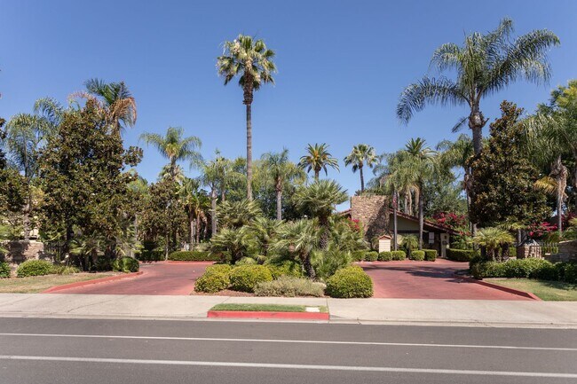 Building Photo - Villa Borgata Condo with Newer Flooring, P...