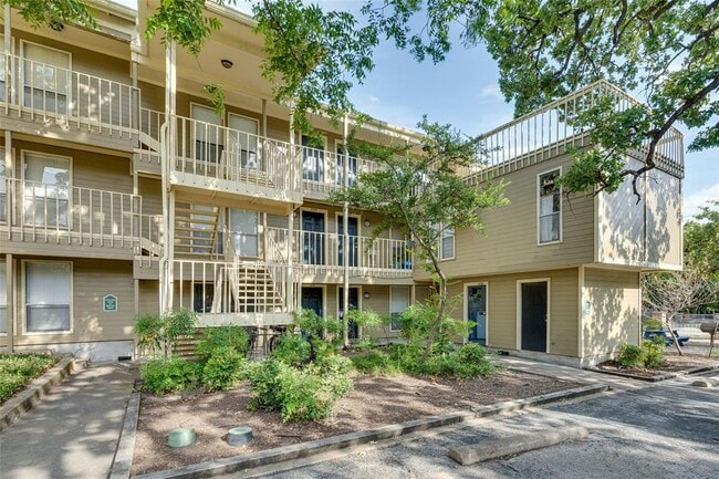 Building Photo - 202 E 45th St