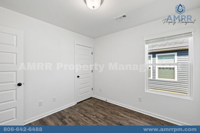 Building Photo - New 3 Bedroom Townhome!