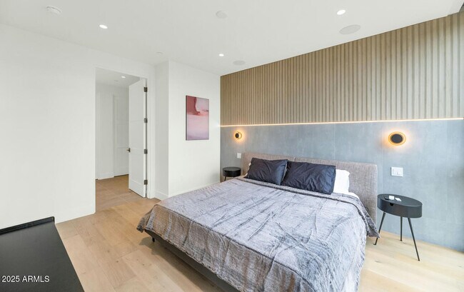 Building Photo - 5000 N Camelback Rdg Dr