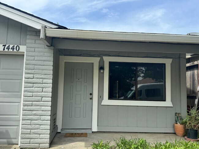 Building Photo - 7440 Tierra Way