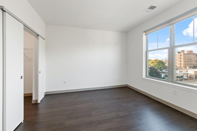 Building Photo - 2420 E Capitol Dr