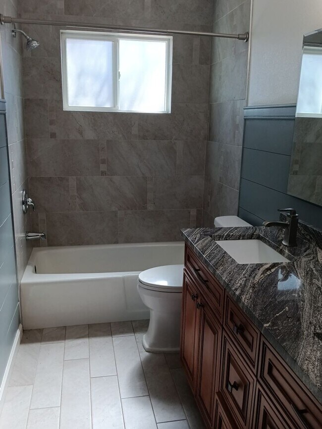 Building Photo - Stunning 4 bedroom, 2 bathroom home! Showings available NOW!