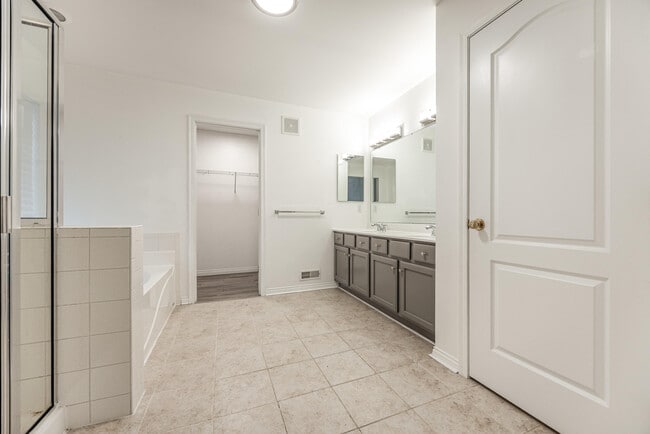Building Photo - 1099 Bayswater Dr
