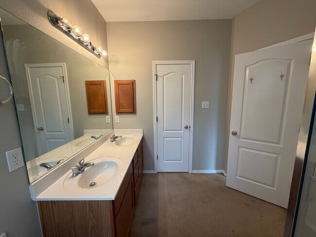 Building Photo - CENTRALLY LOCATED 3 BEDROOM SINGLE STORY HOME IN STEUBING RANCH SUBDIVISION*ISLAND KITCHEN