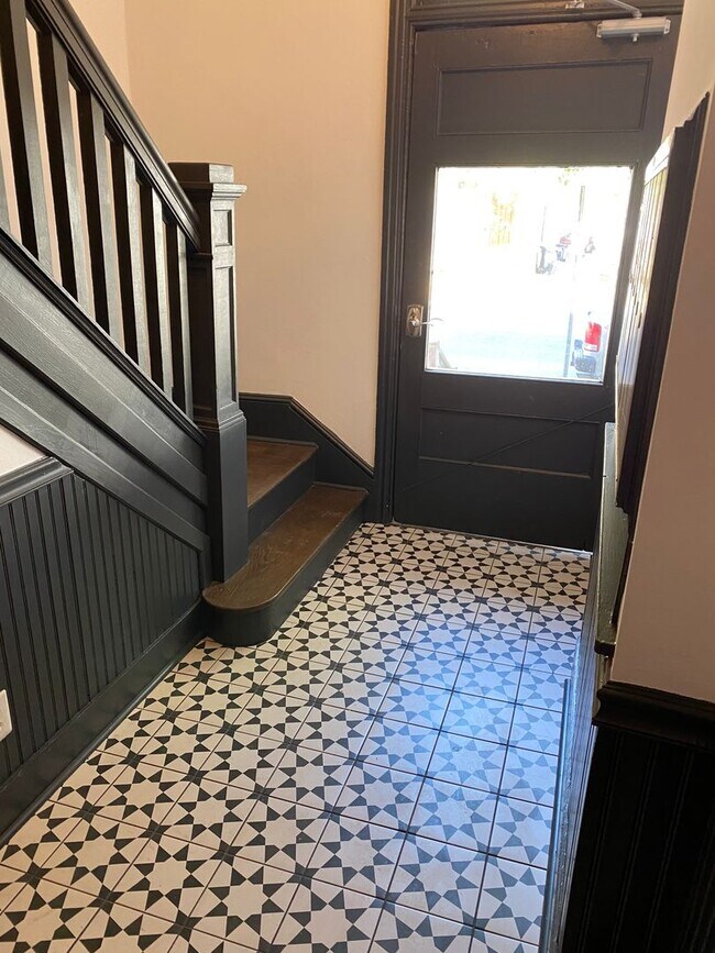 Building Photo - Merchants Lofts V-Upgraded 1 Bedroom